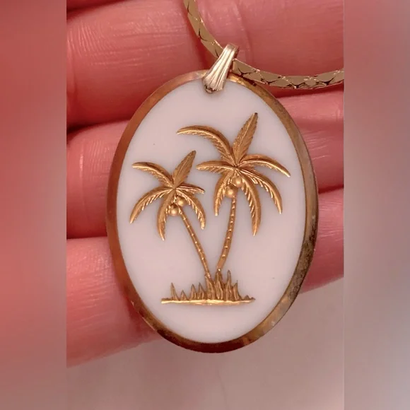 ❤️3/$15❤️Vintage Palm Tree Etched Pendant Necklace - Picture 1 of 4